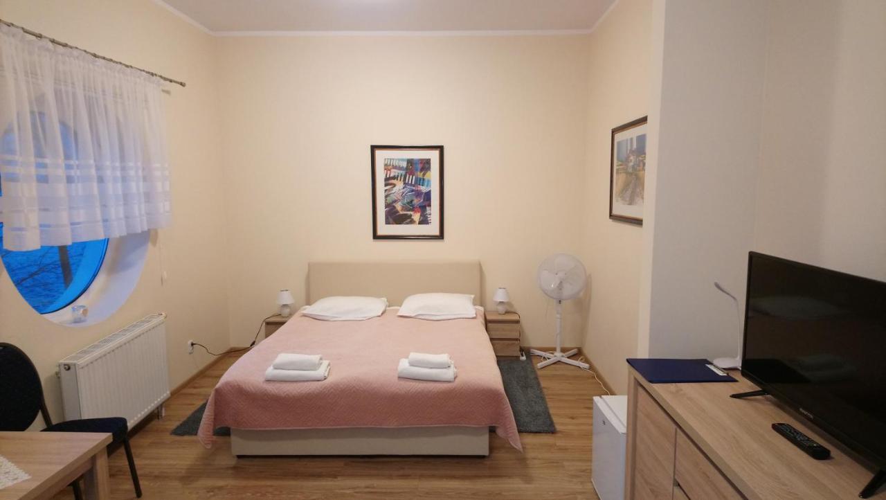 Hotel Mikorzyn Ślesin Exteriör bild