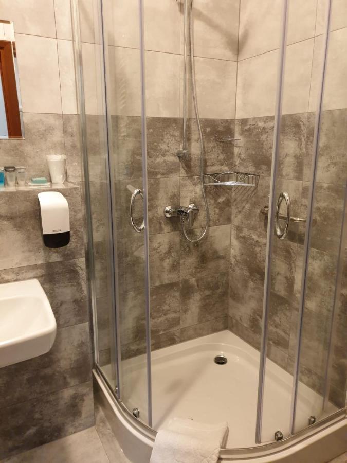 Hotel Mikorzyn Ślesin Exteriör bild