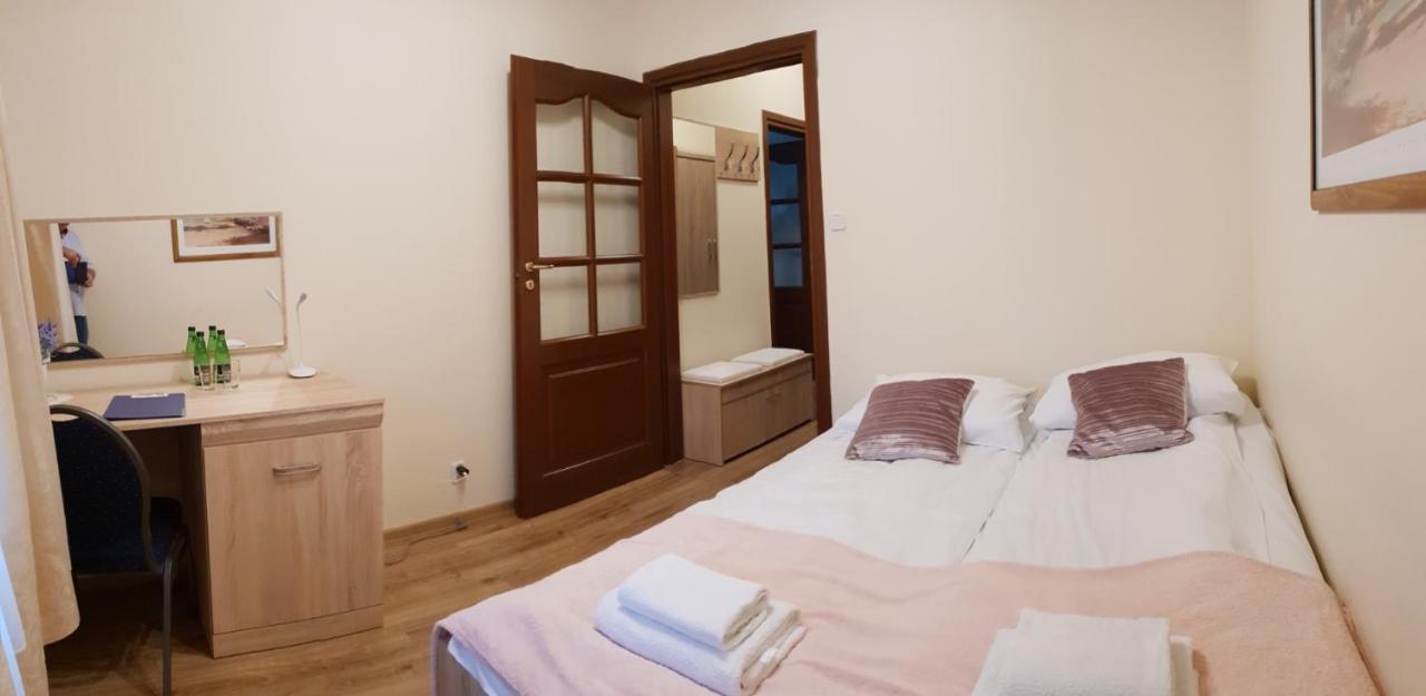 Hotel Mikorzyn Ślesin Exteriör bild