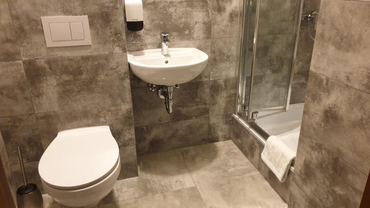 Hotel Mikorzyn Ślesin Exteriör bild