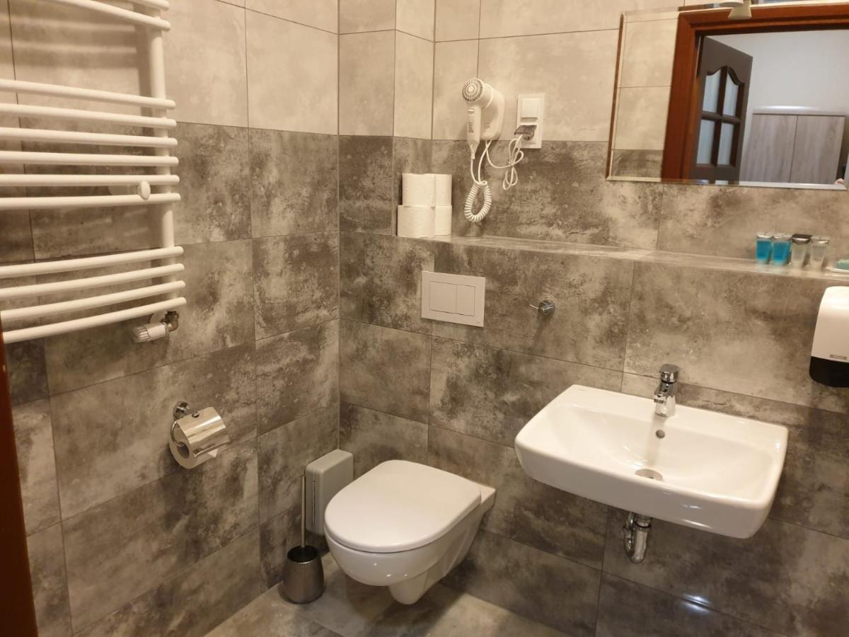 Hotel Mikorzyn Ślesin Exteriör bild