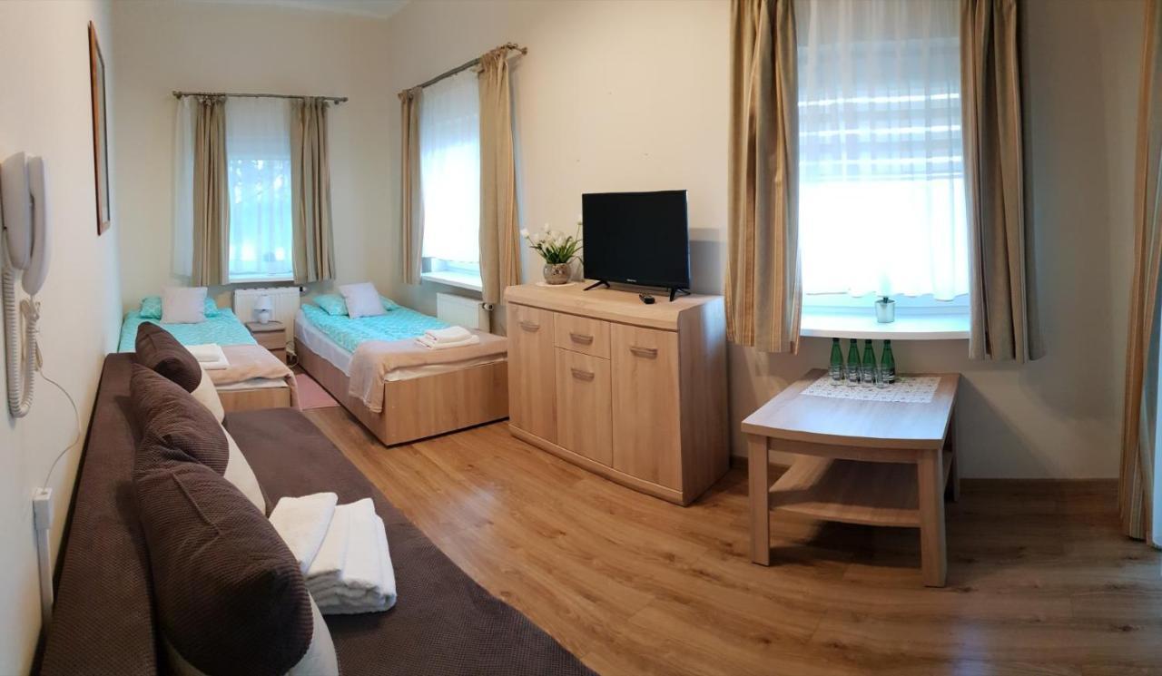 Hotel Mikorzyn Ślesin Exteriör bild