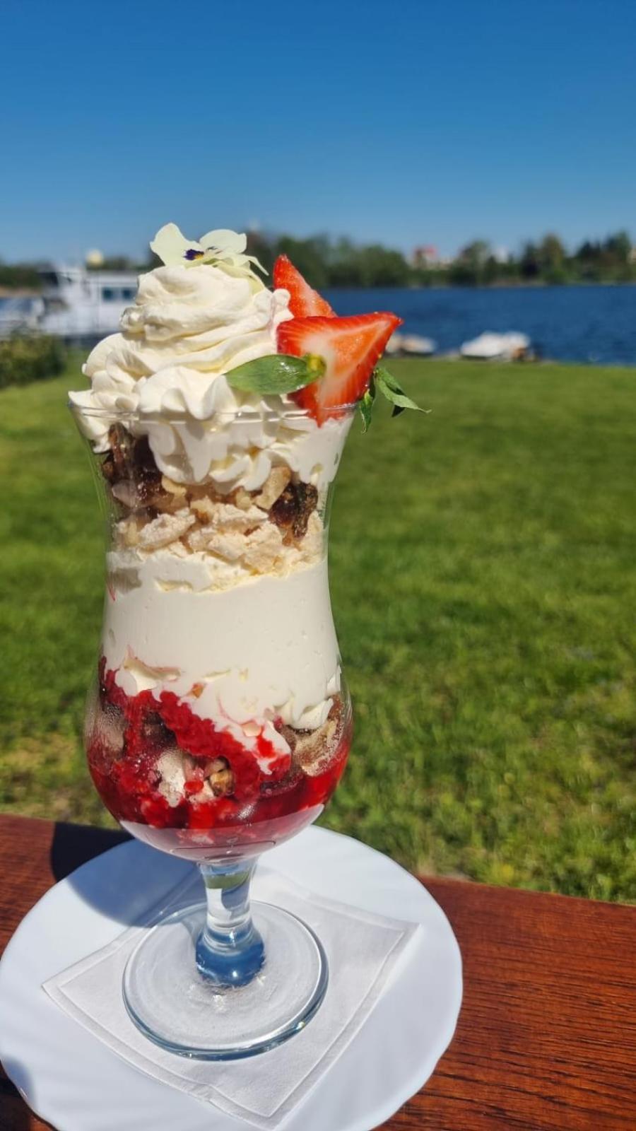 Hotel Mikorzyn Ślesin Exteriör bild