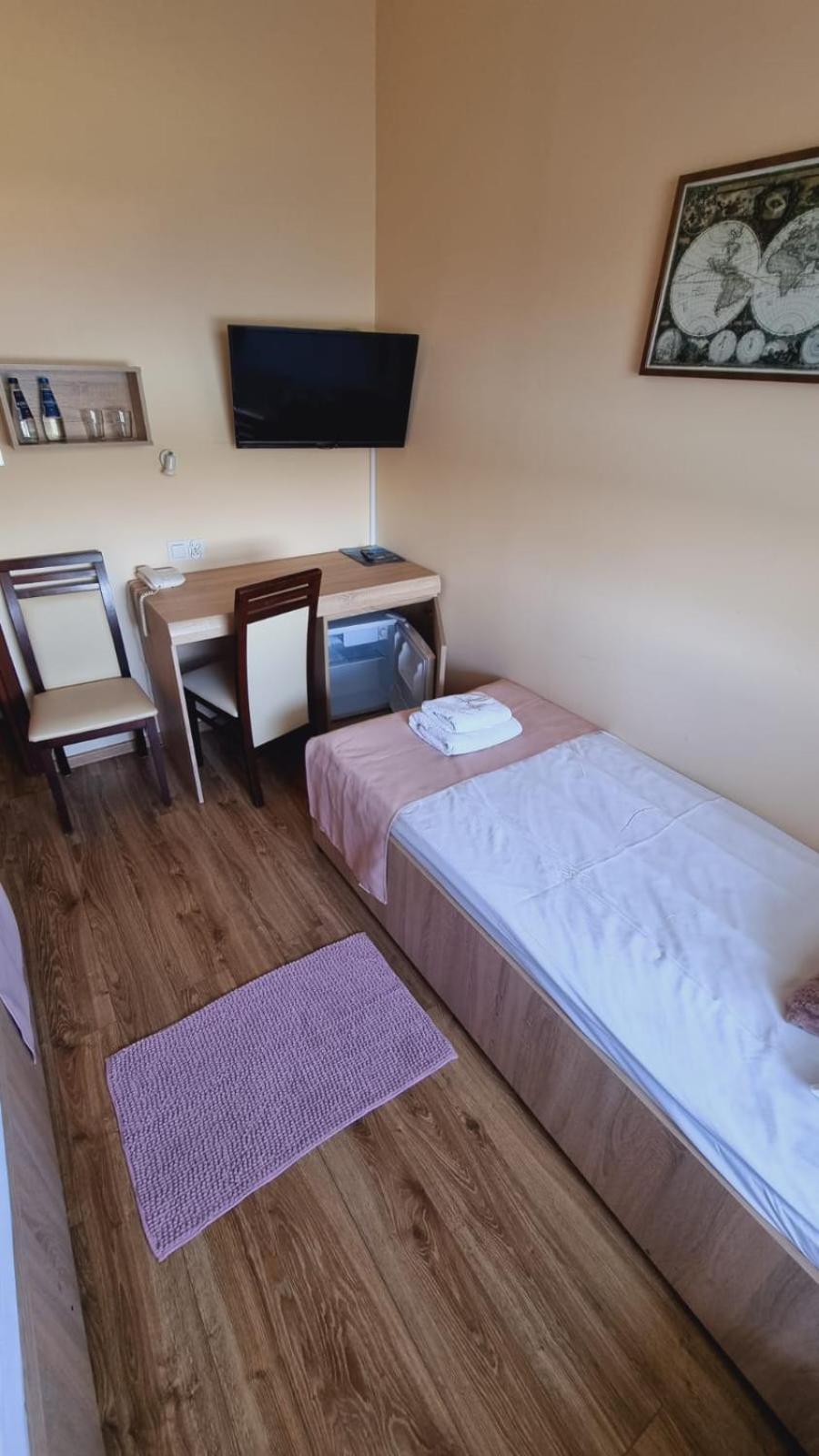 Hotel Mikorzyn Ślesin Exteriör bild