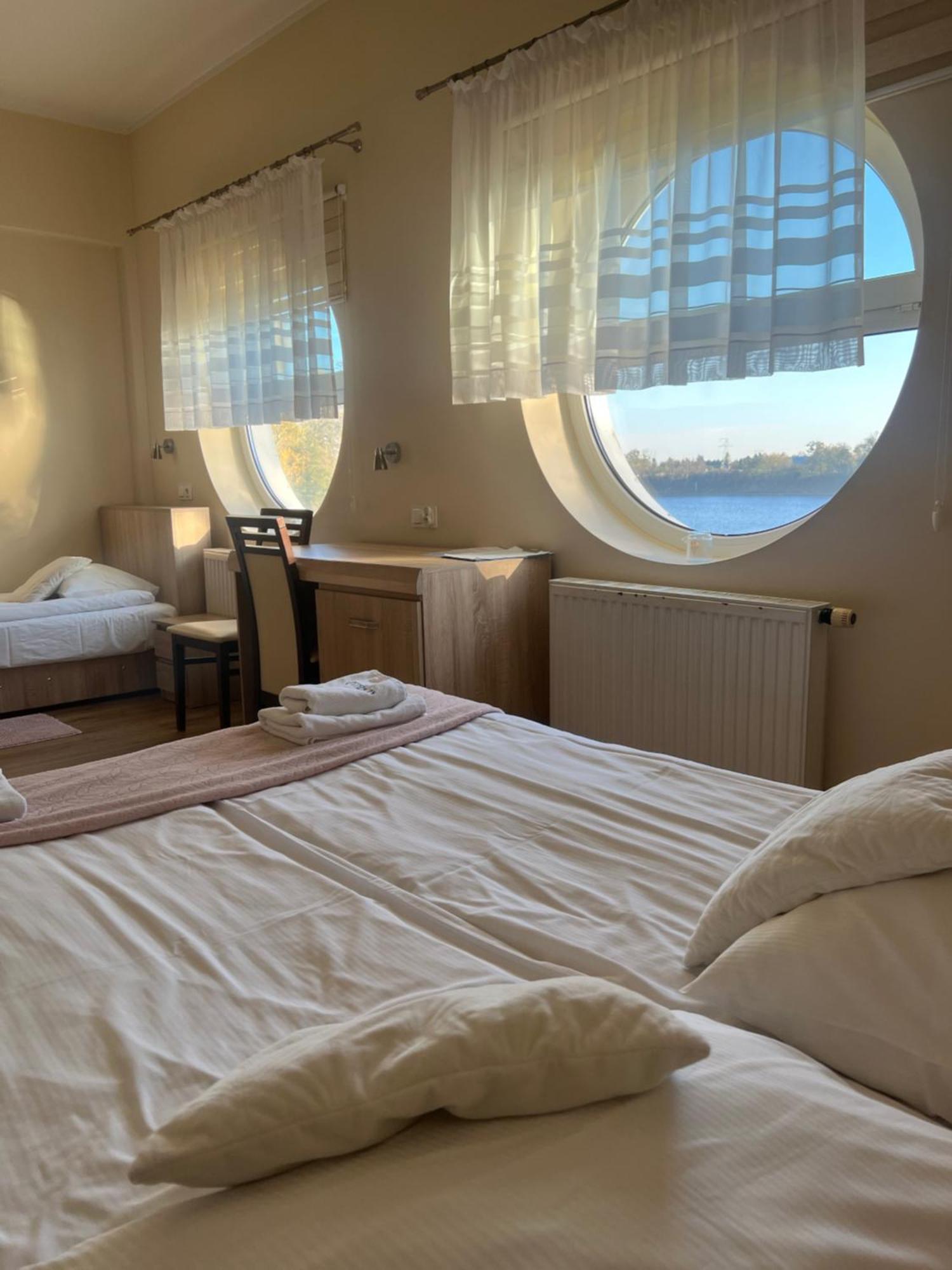 Hotel Mikorzyn Ślesin Exteriör bild